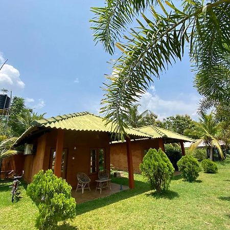Hotel Wild Breeze Tissamaharama Esterno foto