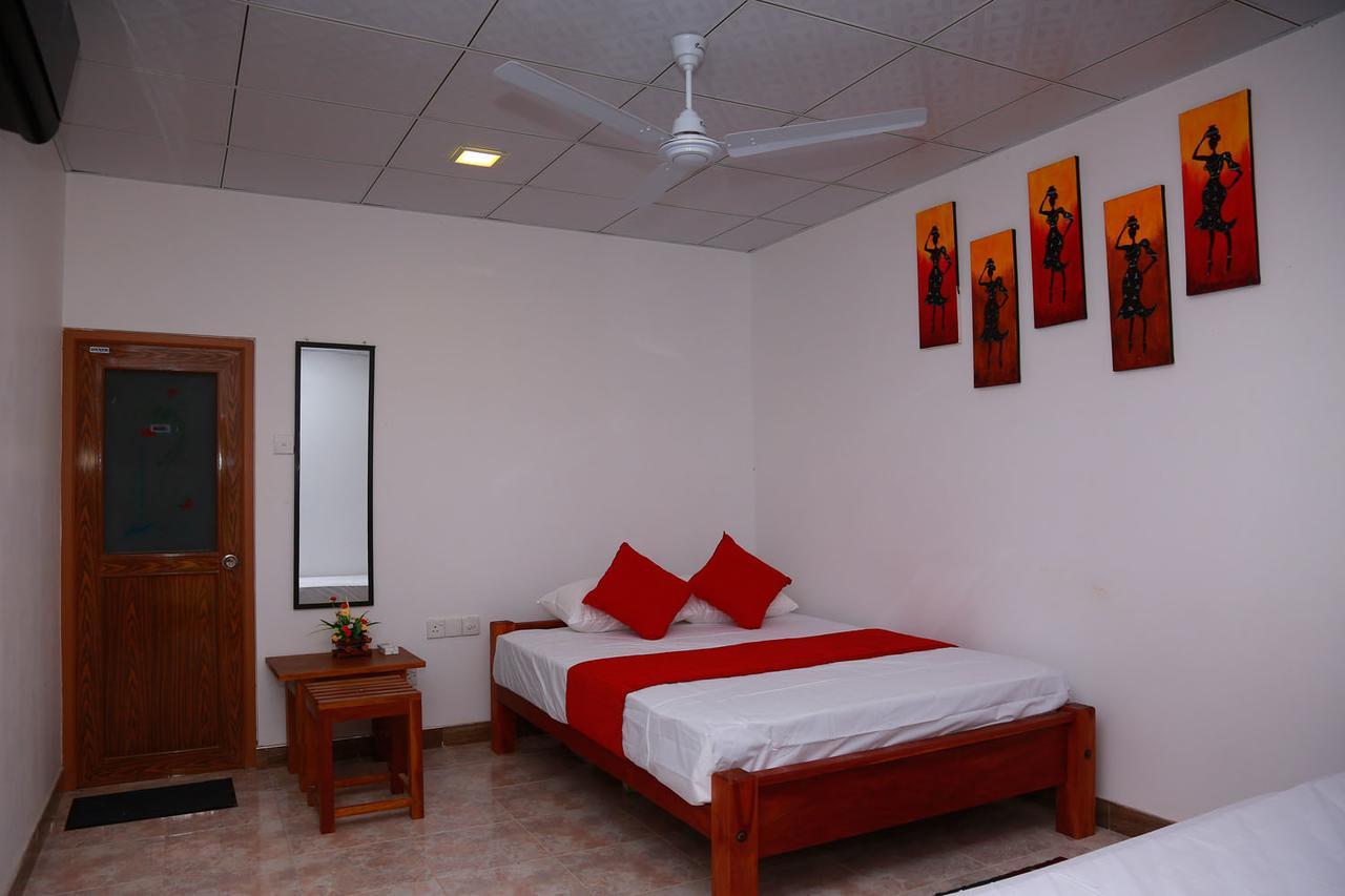 Hotel Wild Breeze Tissamaharama Esterno foto
